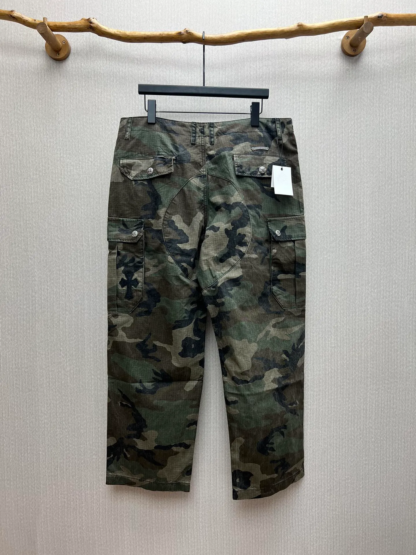 🅿️680 Crow Heart 25SS camouflage patchwork leather genuine antique silver overalls. The body fabric is custom-dyed with fully divided camouflage. The lining is CH jacquard lining. The minimum order is 1000 meters. There are 14 genuine antique silver hardware in the whole trousers. Half of the cost is in the hardware. The leather patchwork is made of imported lambskin. Hand-made edge turning method. The embroidery on the waist is imported Tajima machine. Precision embroidery. Size: 32.34.36